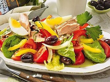 Salad saimbang dina diet lalaki séhat